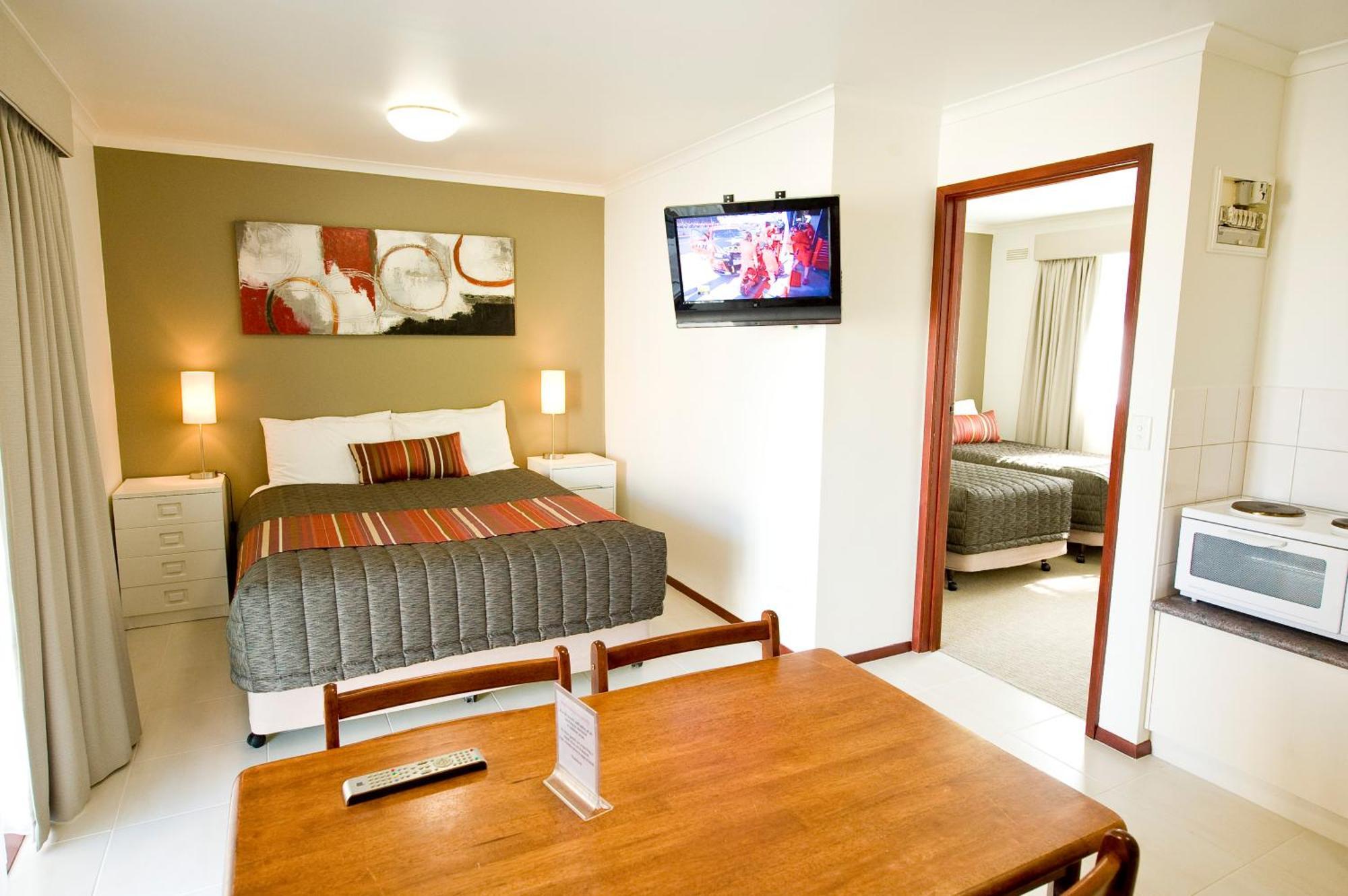 Redwood Manor Motel Apartments Warrnambool Extérieur photo