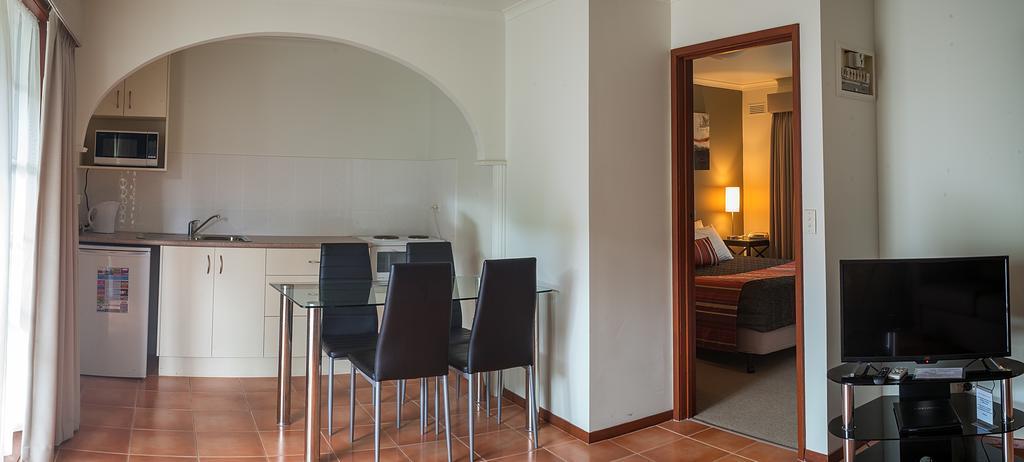 Redwood Manor Motel Apartments Warrnambool Extérieur photo