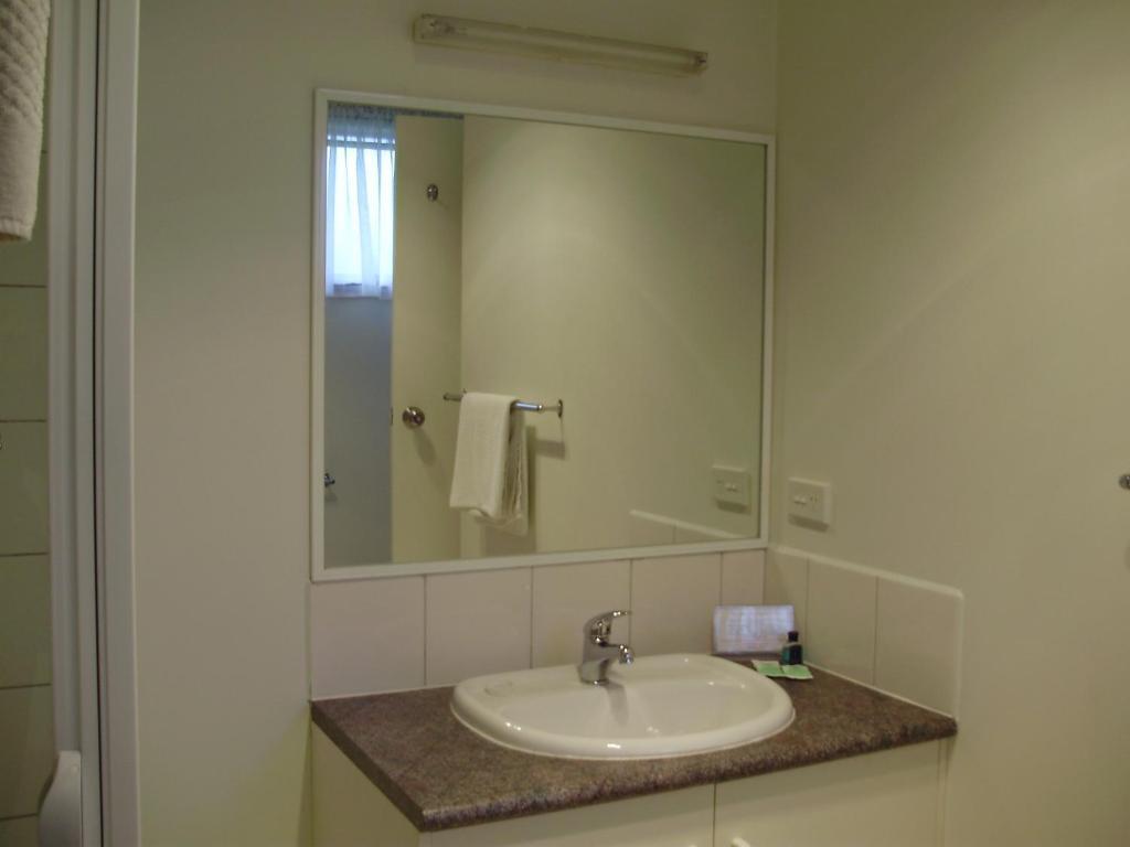 Redwood Manor Motel Apartments Warrnambool Extérieur photo