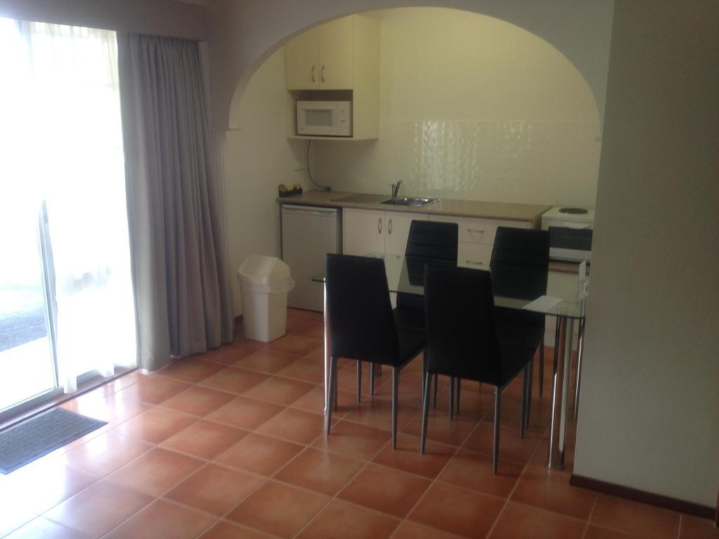 Redwood Manor Motel Apartments Warrnambool Extérieur photo
