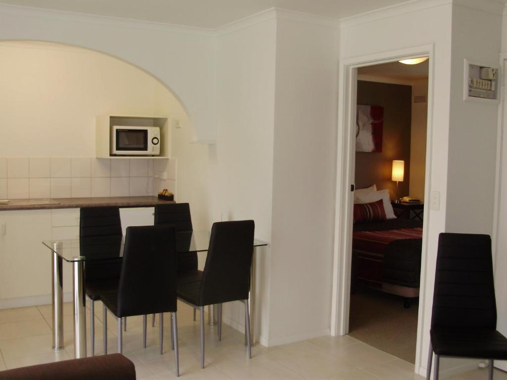 Redwood Manor Motel Apartments Warrnambool Extérieur photo